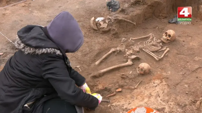 “Ситуация не самая популярная”. На обнаруженном в центре Гродно кладбище археологи нашли могилу матери и ребенка раскопки Гродно