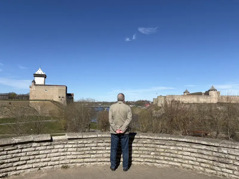 Турист в Нарве смотрит на эстонский и российский замки. Фото: Hrodna.life