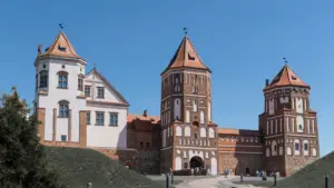 Власти: Мирский замок задыхается от туристов - все из-за блогеров и соцсетей мирский замок