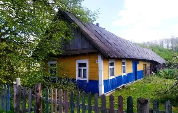 Дом в Слонимском районе всего за 300 долларов. Но он нуждается в серьезной реконструкции: проще снести и построить новый. Фото: https://facebook.com/zakazanepanstwo1