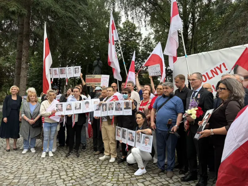 «Тут апынуліся ўсе гарадзенцы свету». В Белостоке прошла последняя акция в поддержку Анджея Почобута — впервые с участием самого журналиста