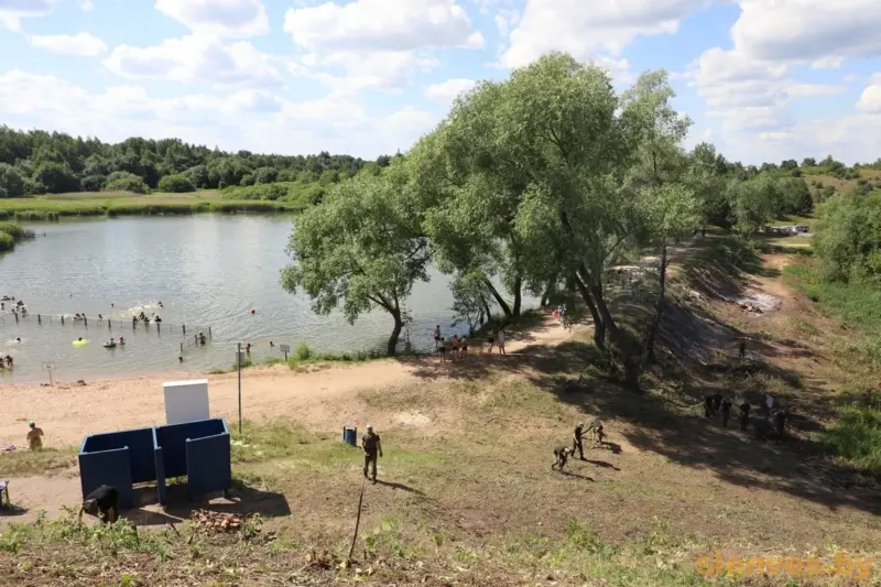 У разгар лета ў Слоніме закрываюць возера — і заадно высякаюць дрэвы