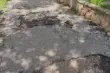«Полгорода в таких дорогах». Гродненцы жалуются на состояние тротуаров — помогают ли заявки в 115?