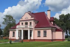 В Гродненской области продают усадьбу почти вековой давности. В ней работала гостиница, а рядом есть теннисный корт усадба в Мостах