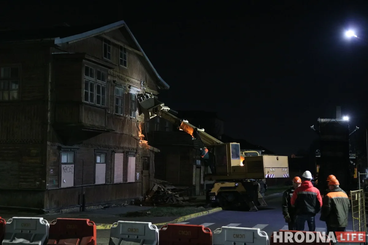 Деревянный дом на углу Волковича и 17 Сентября снесли утром 19 декабря, еще до рассвета. Фото: Hrodna.life