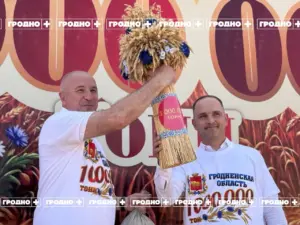 Караев устроил себе челлендж во время уборочной: хочет посидеть в тракторе каждого района Гродненщины 