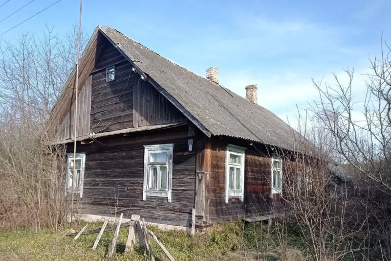 В Слонимском районе продают часть деревни: шесть домов можно купить по 45 рублей каждый