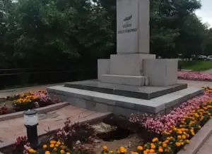 Самый старый памятник в Гродно начал разрушаться после сильных дождей Памятник Ожешко после дождя. Фото: Urban Hrodna / instagram.com/vid_grodno