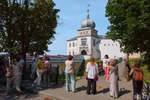 «Не ожидали такого ажиотажа». Власти добавили бесплатные экскурсии ко Дню города Туристы в Гродно смотрят на Старый замок. Фото: СБ