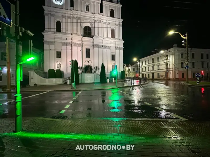 Первый в городе. У Фарного костела сигнал светофора теперь проецируют прямо на тротуар переход фарный