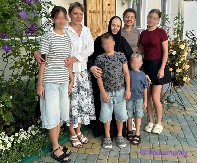 Теплая встреча с игуменьей Гавриилой и отдых в санатории “Озерный”. Как семьи российских военных попадают на реабилитацию в Гродно?