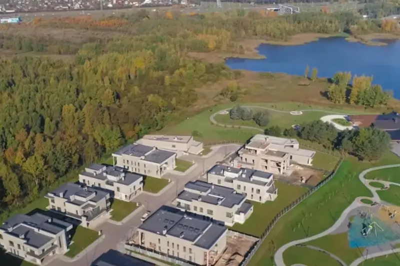 Былая прыбіральшчыца з Гродна купіла асабняк коштам пад мільён долараў. Яе дачка ездзіла на ВНС