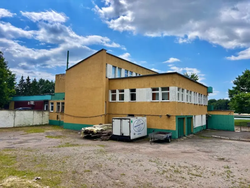 Аквапарк, отель или школа гребли? В Лиде продают «Дом охотника и рыболова», а горожане уже придумали ему применение