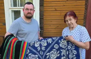 Жительница деревни передала Индурскому центру культуры домотканые ковры 1960-го года — изделия выткала ее мать Жительница деревни передала Индурскому центру культуры домотканые ковры 1960-го года — изделия выткала ее мать