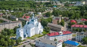 «Исполком освещается, а школа в потёмках». В Слониме хотят подсветить храмы, но жители просят заняться улицами Слоним